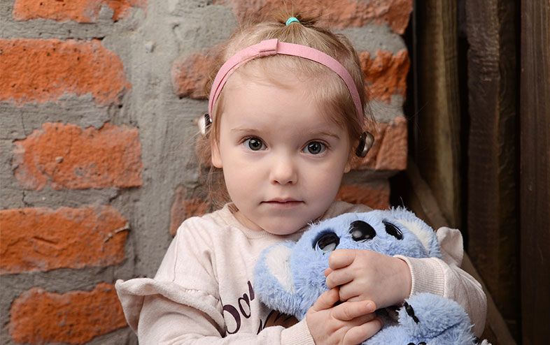 Wyrwij Izę ze świata ciszy!